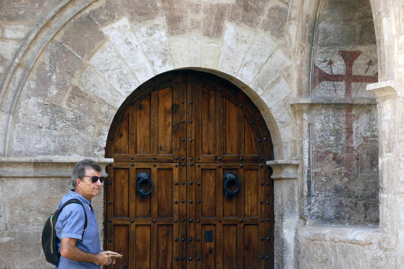 Nueva oportunidad para ver una de las pocas joyas que quedan de la Valencia medieval. La Iglesia de San Juan del Hospital abre este domingo sus puertas de 11 a 14 horas para que todo aquel que quiera pueda acceder al patio sur y ver en vivo los restos del cementerio medieval de Valencia. También se podrá ver el fragmento que queda, bajo tierra, de la spina del circo romano de Valencia. Un grupo de guías dará todo tipo de detalles para poner en valor los restos arqueológicos que se encuentran junto a la céntrica e histórica iglesia de Valencia.