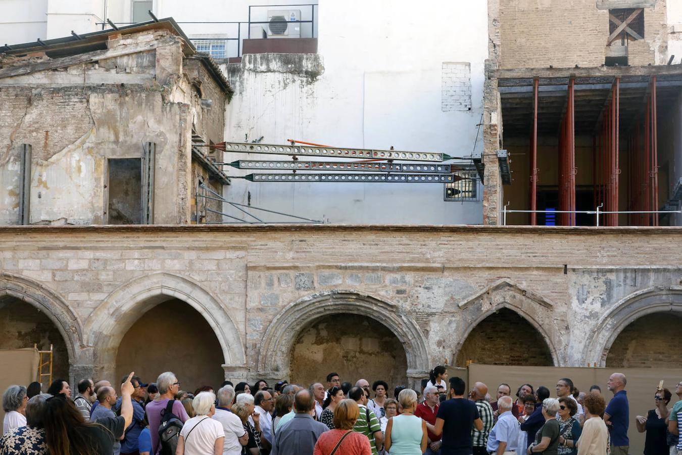 Nueva oportunidad para ver una de las pocas joyas que quedan de la Valencia medieval. La Iglesia de San Juan del Hospital abre este domingo sus puertas de 11 a 14 horas para que todo aquel que quiera pueda acceder al patio sur y ver en vivo los restos del cementerio medieval de Valencia. También se podrá ver el fragmento que queda, bajo tierra, de la spina del circo romano de Valencia. Un grupo de guías dará todo tipo de detalles para poner en valor los restos arqueológicos que se encuentran junto a la céntrica e histórica iglesia de Valencia.