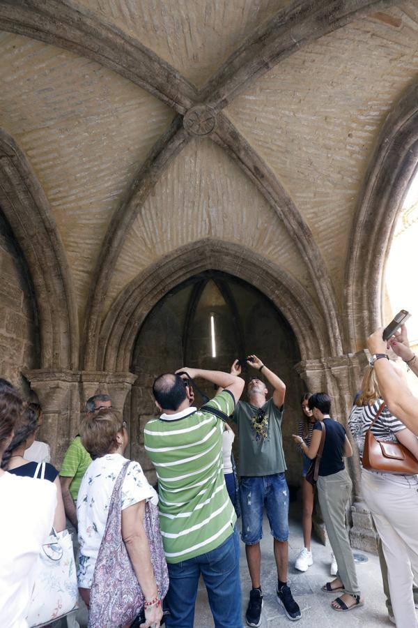 Nueva oportunidad para ver una de las pocas joyas que quedan de la Valencia medieval. La Iglesia de San Juan del Hospital abre este domingo sus puertas de 11 a 14 horas para que todo aquel que quiera pueda acceder al patio sur y ver en vivo los restos del cementerio medieval de Valencia. También se podrá ver el fragmento que queda, bajo tierra, de la spina del circo romano de Valencia. Un grupo de guías dará todo tipo de detalles para poner en valor los restos arqueológicos que se encuentran junto a la céntrica e histórica iglesia de Valencia.