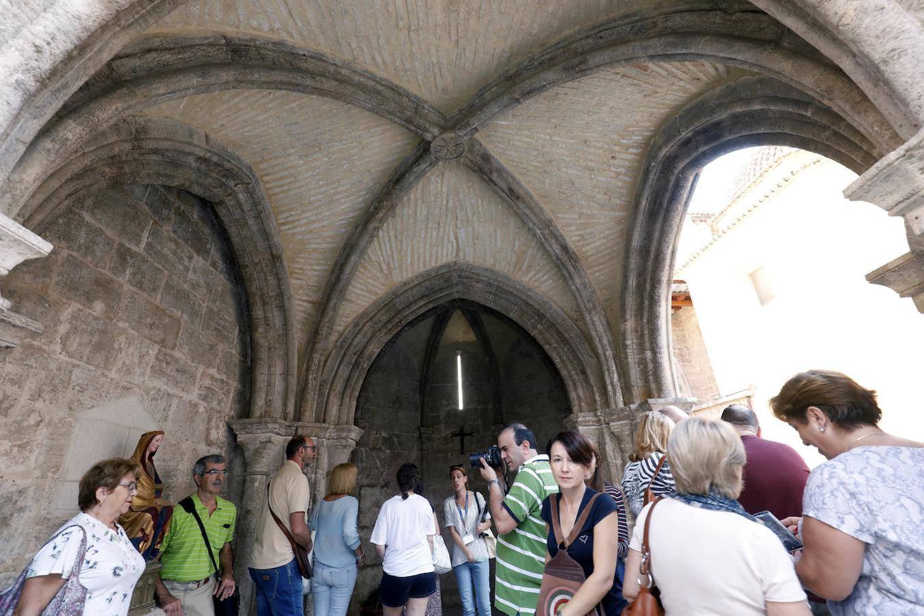 Nueva oportunidad para ver una de las pocas joyas que quedan de la Valencia medieval. La Iglesia de San Juan del Hospital abre este domingo sus puertas de 11 a 14 horas para que todo aquel que quiera pueda acceder al patio sur y ver en vivo los restos del cementerio medieval de Valencia. También se podrá ver el fragmento que queda, bajo tierra, de la spina del circo romano de Valencia. Un grupo de guías dará todo tipo de detalles para poner en valor los restos arqueológicos que se encuentran junto a la céntrica e histórica iglesia de Valencia.