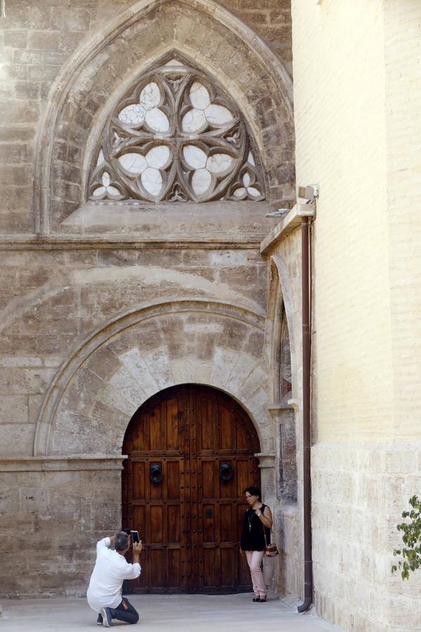 Nueva oportunidad para ver una de las pocas joyas que quedan de la Valencia medieval. La Iglesia de San Juan del Hospital abre este domingo sus puertas de 11 a 14 horas para que todo aquel que quiera pueda acceder al patio sur y ver en vivo los restos del cementerio medieval de Valencia. También se podrá ver el fragmento que queda, bajo tierra, de la spina del circo romano de Valencia. Un grupo de guías dará todo tipo de detalles para poner en valor los restos arqueológicos que se encuentran junto a la céntrica e histórica iglesia de Valencia.