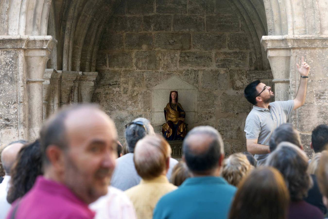 Nueva oportunidad para ver una de las pocas joyas que quedan de la Valencia medieval. La Iglesia de San Juan del Hospital abre este domingo sus puertas de 11 a 14 horas para que todo aquel que quiera pueda acceder al patio sur y ver en vivo los restos del cementerio medieval de Valencia. También se podrá ver el fragmento que queda, bajo tierra, de la spina del circo romano de Valencia. Un grupo de guías dará todo tipo de detalles para poner en valor los restos arqueológicos que se encuentran junto a la céntrica e histórica iglesia de Valencia.