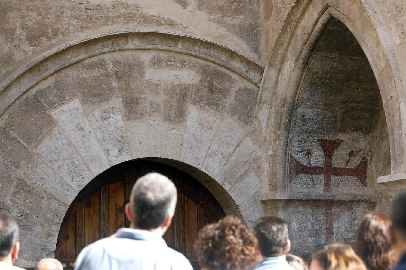 Nueva oportunidad para ver una de las pocas joyas que quedan de la Valencia medieval. La Iglesia de San Juan del Hospital abre este domingo sus puertas de 11 a 14 horas para que todo aquel que quiera pueda acceder al patio sur y ver en vivo los restos del cementerio medieval de Valencia. También se podrá ver el fragmento que queda, bajo tierra, de la spina del circo romano de Valencia. Un grupo de guías dará todo tipo de detalles para poner en valor los restos arqueológicos que se encuentran junto a la céntrica e histórica iglesia de Valencia.