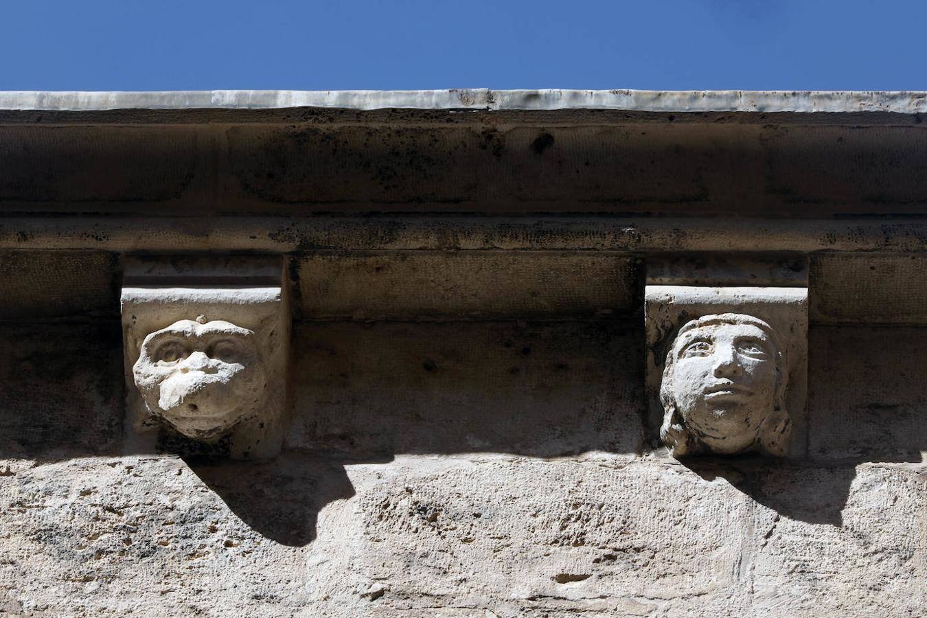 Nueva oportunidad para ver una de las pocas joyas que quedan de la Valencia medieval. La Iglesia de San Juan del Hospital abre este domingo sus puertas de 11 a 14 horas para que todo aquel que quiera pueda acceder al patio sur y ver en vivo los restos del cementerio medieval de Valencia. También se podrá ver el fragmento que queda, bajo tierra, de la spina del circo romano de Valencia. Un grupo de guías dará todo tipo de detalles para poner en valor los restos arqueológicos que se encuentran junto a la céntrica e histórica iglesia de Valencia.