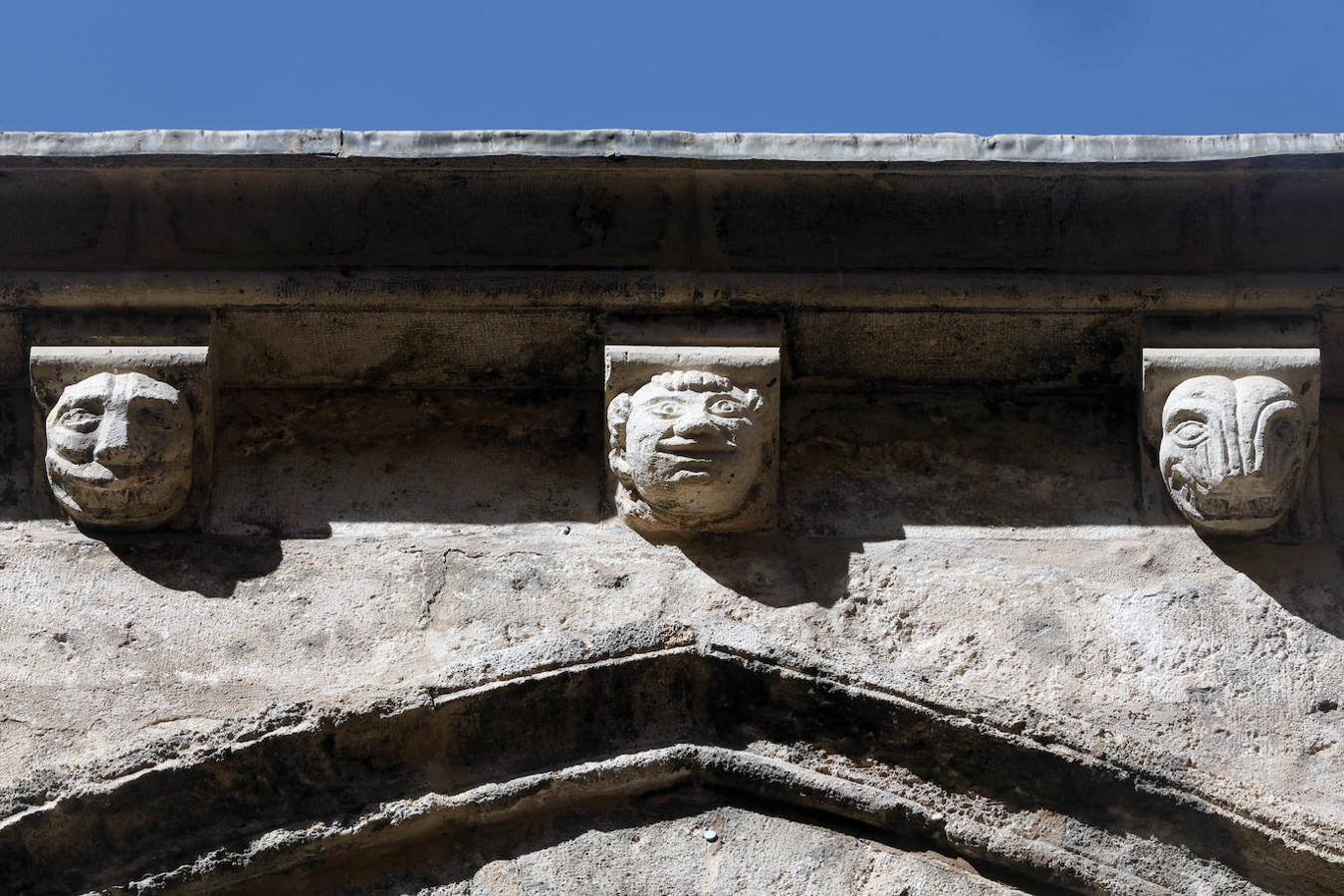 Nueva oportunidad para ver una de las pocas joyas que quedan de la Valencia medieval. La Iglesia de San Juan del Hospital abre este domingo sus puertas de 11 a 14 horas para que todo aquel que quiera pueda acceder al patio sur y ver en vivo los restos del cementerio medieval de Valencia. También se podrá ver el fragmento que queda, bajo tierra, de la spina del circo romano de Valencia. Un grupo de guías dará todo tipo de detalles para poner en valor los restos arqueológicos que se encuentran junto a la céntrica e histórica iglesia de Valencia.