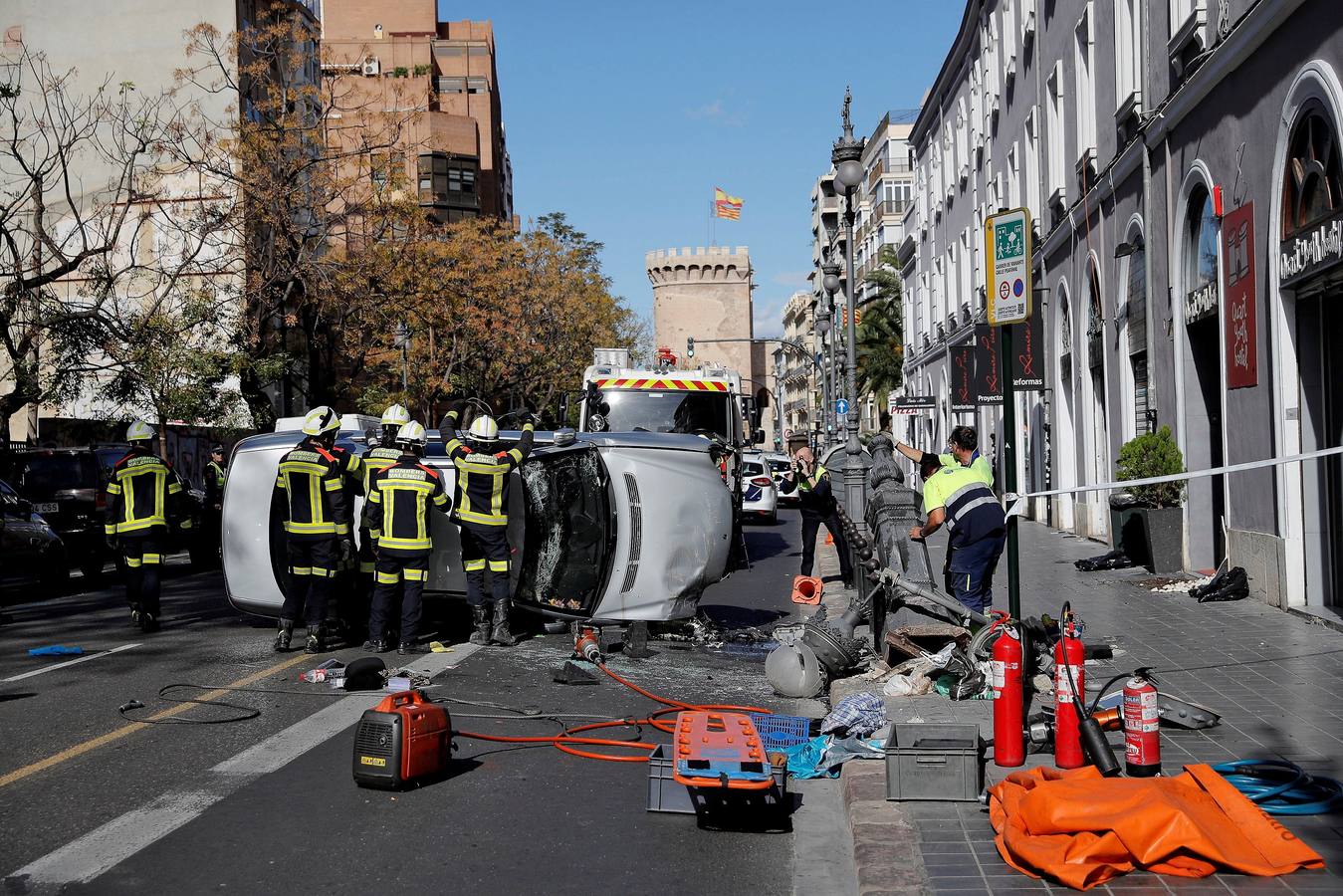 Maniobras para retirar el vehículo, una vez rescatada la mujer.