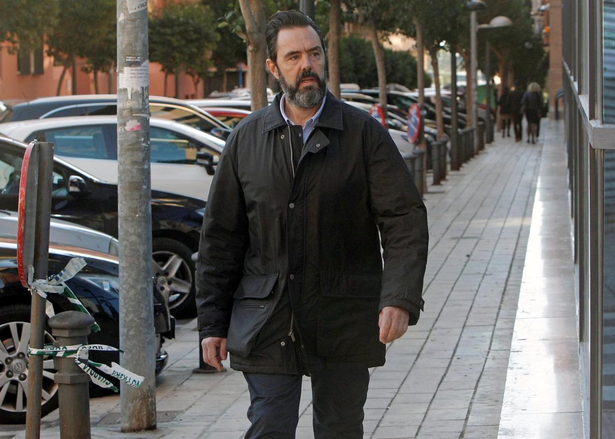 El acusado, Miguel López, ayer a su llegada a la última sesión del juicio por el crimen de María del Carmen Martínez. 