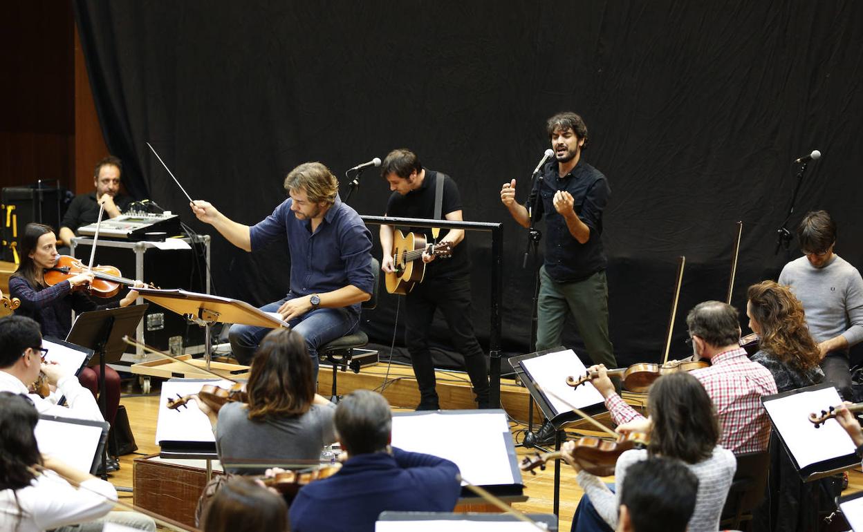 Second, el director Abad Casanova y los músicos de la Orquesta de Valencia, durante un ensayo.