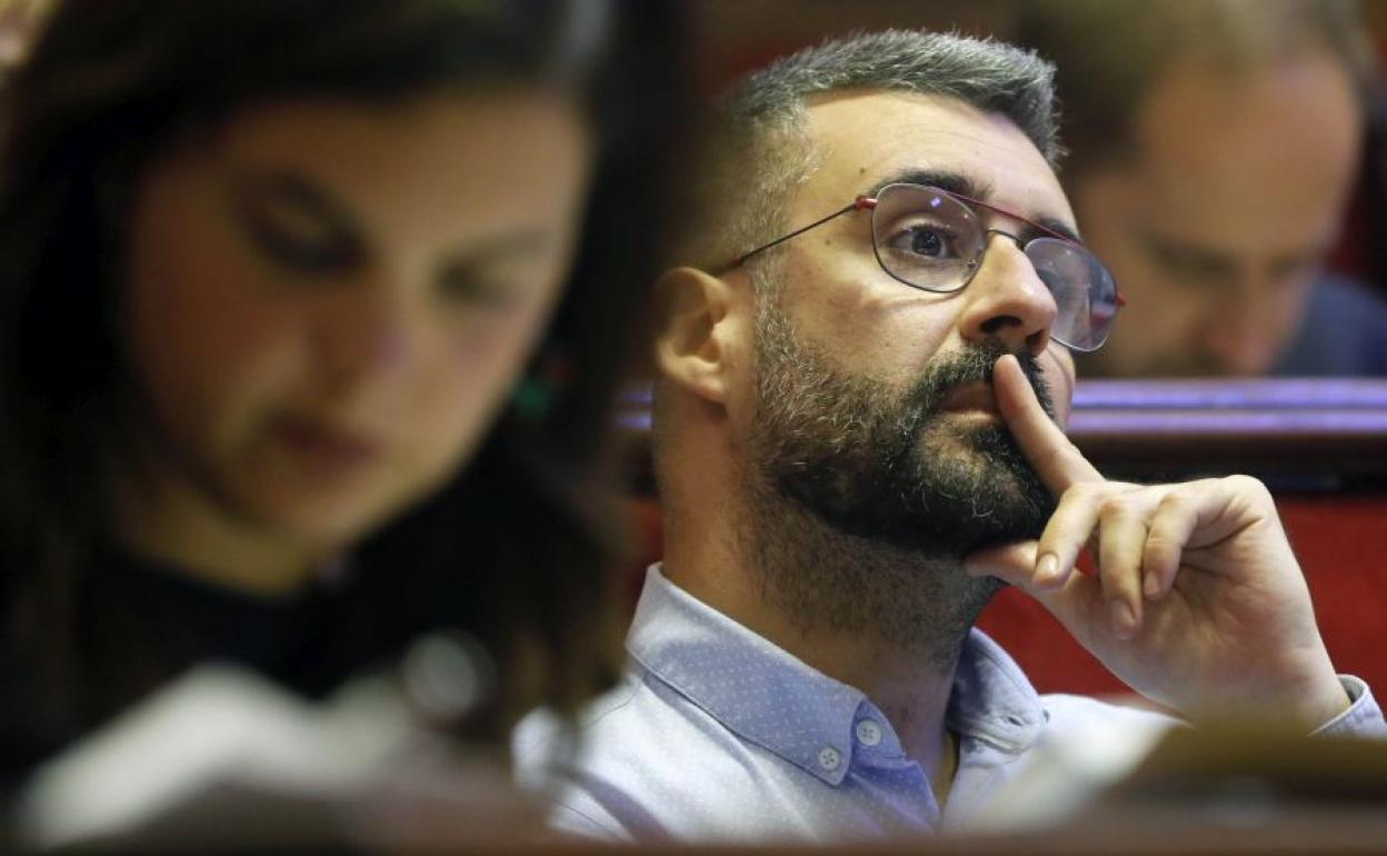 Pere Fuset, junto con Sandra Gómez, en el pleno del Ayuntamiento de Valencia.