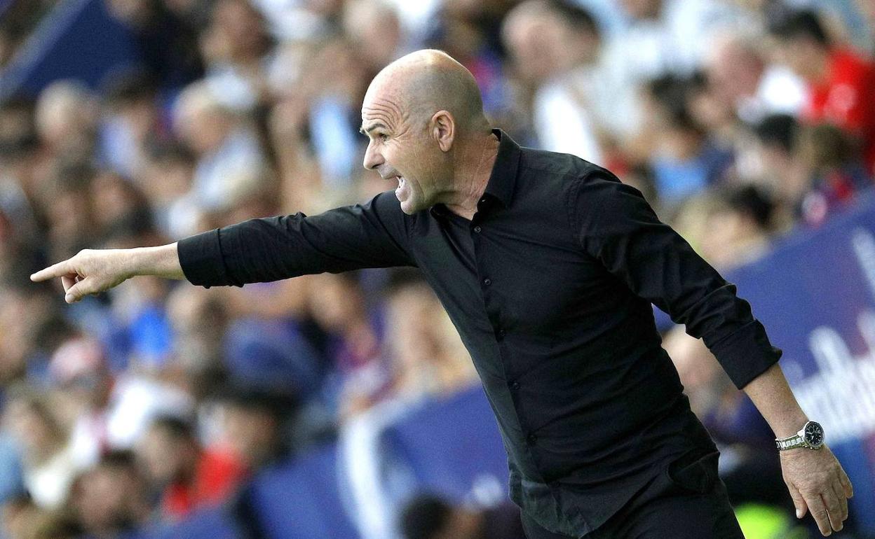 El entrenador del Levante UD, Paco López, durante el partido ante el Barcelona.