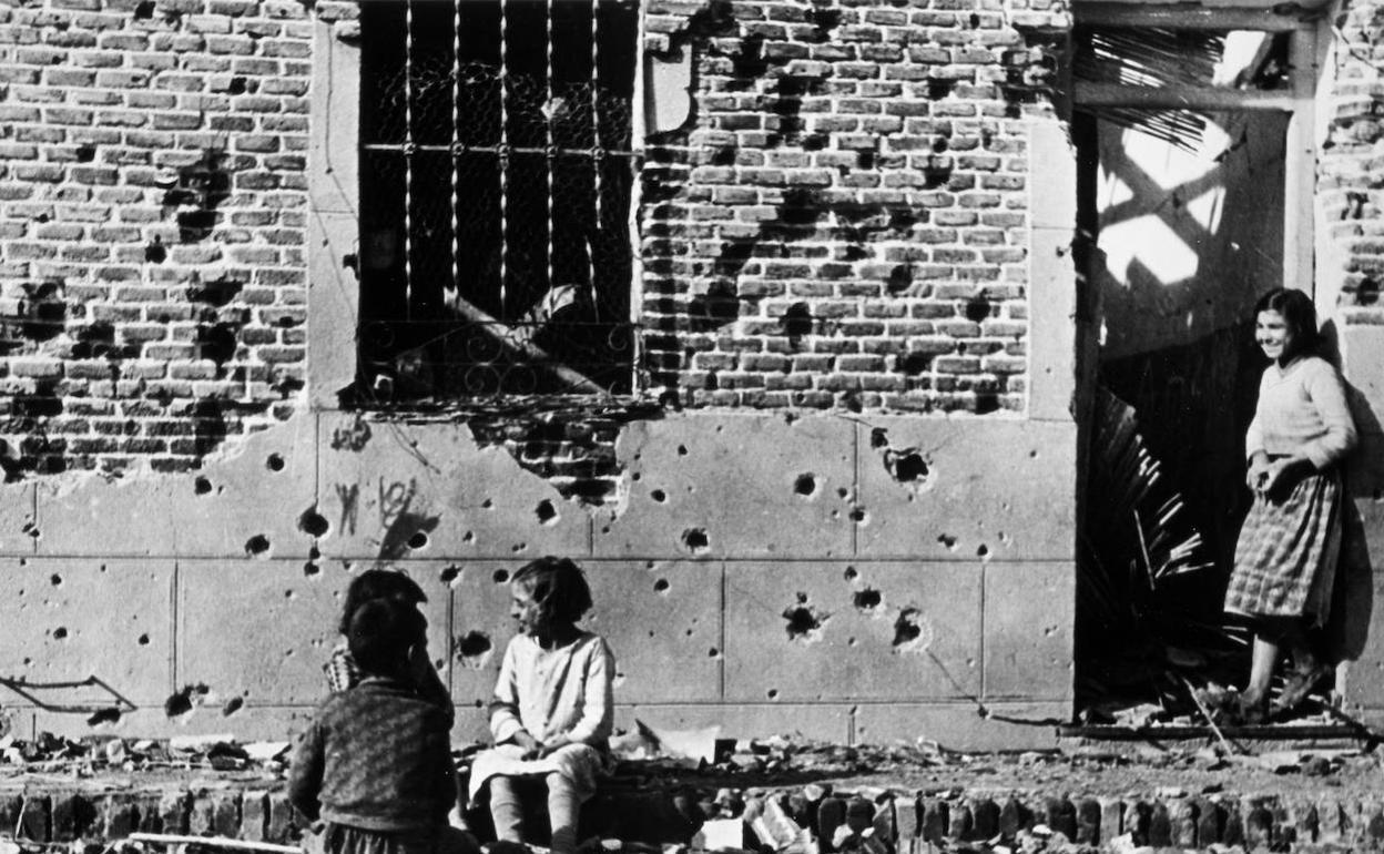 Foto tomada por Robert Capa en Peironcely 10 en Madrid, noviembre-diciembre 1936. Copia póstuma, 1998. Gelatinobromuro de plata sobre papel. 