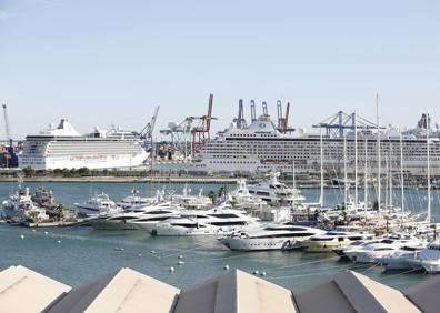 Imagen secundaria 1 - Imágenes de las embarcaciones y de los cruceristas en la ciudad.