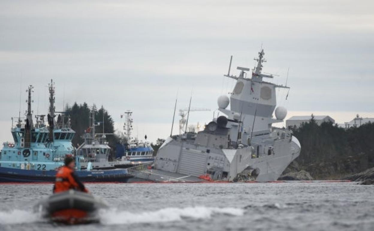 Estado en el que quedó la fragata noruega tras colisionar con un carguero.