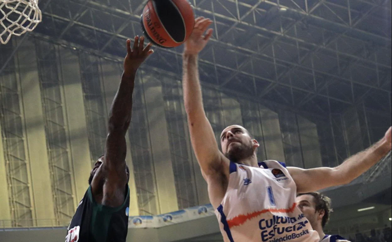 Quino Colom (dcha) pugna con Tyrese Rice en el Panathinaikos-Valencia Basket de Euroliga.