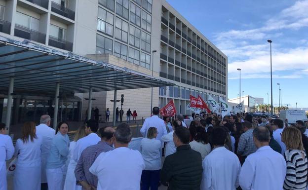 Imagen principal - Un centenar de sanitarios dejan el Hospital de La Ribera tras la reversión