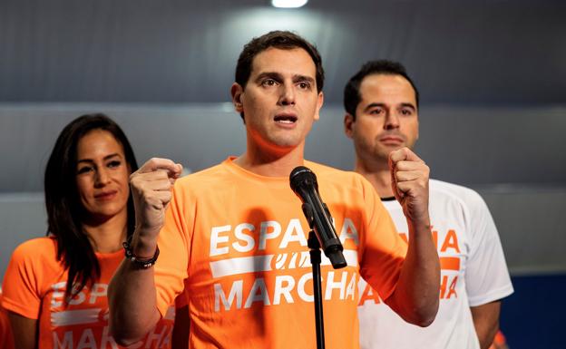 Rivera, antes de jugar un partido e fútbol en Madrid con cargos de Ciudadanos y afiliados. 