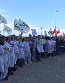 Imagen secundaria 2 - Un centenar de sanitarios dejan el Hospital de La Ribera tras la reversión