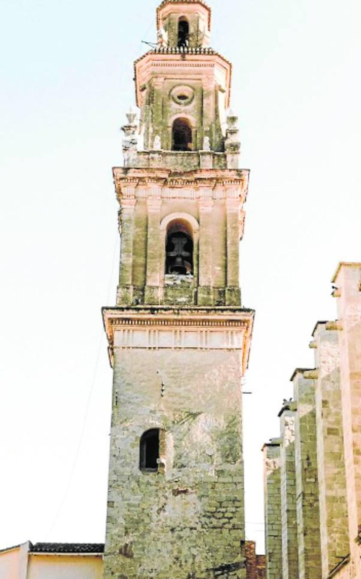 Torre de la Colegiata, donde se aprecia el tramo medieval y la ampliación barroca clasicista del siglo XVII.