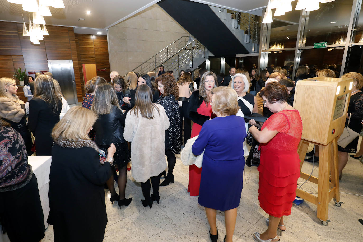 Las falleras mayores de Valencia y sus cortes de honor han celebrado este viernes su tradicional cena de gala anual. La cena se ha celebrado en el restaurante La Ferradura de la Patacona y para el evento se ha creado el lema 'De tot cort'. El festejo solidario, que cumple 26 años de historia, ha recaudado fondos para ayudar a la asociación valenciana del Síndrome de Prader Willi, una enfermedad rara. 