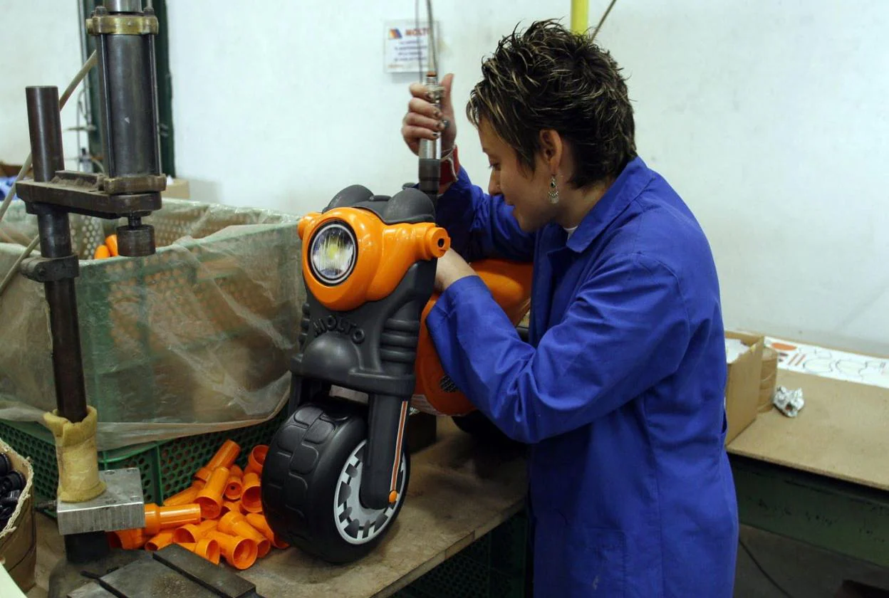 Trabajadora de una fábrica de juguetes del municipio alicantino de Ibi. 