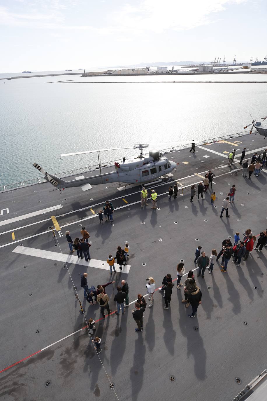 Cientos de personas han hecho largas colas durante la mañana de este sábado para poder subir y descubrir el interior del buque insignia de la Armada, el 'Juan Carlos I'. El portaaviones está atracado durante este fin de semana en el puerto de Valencia y este sábado se celebraba una jornada de puertas abiertas para poder subir y ver cómo es la vida dentro de un barco con más de 200 metros de eslora. 