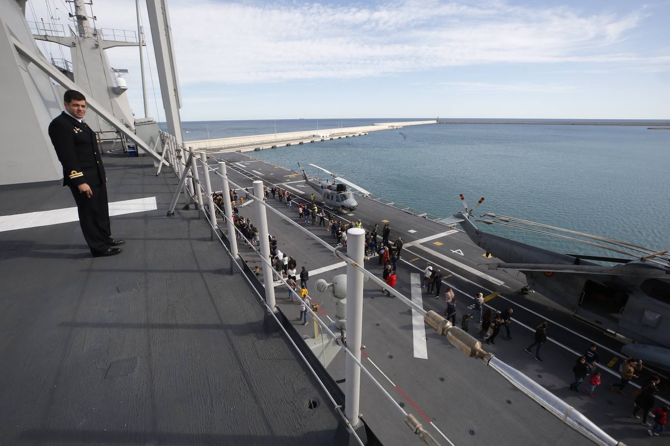 Cientos de personas han hecho largas colas durante la mañana de este sábado para poder subir y descubrir el interior del buque insignia de la Armada, el 'Juan Carlos I'. El portaaviones está atracado durante este fin de semana en el puerto de Valencia y este sábado se celebraba una jornada de puertas abiertas para poder subir y ver cómo es la vida dentro de un barco con más de 200 metros de eslora. 