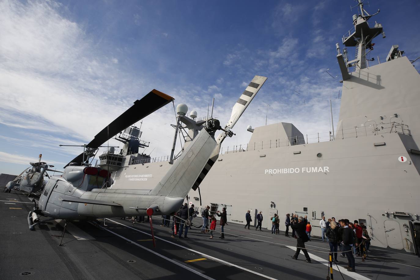 Cientos de personas han hecho largas colas durante la mañana de este sábado para poder subir y descubrir el interior del buque insignia de la Armada, el 'Juan Carlos I'. El portaaviones está atracado durante este fin de semana en el puerto de Valencia y este sábado se celebraba una jornada de puertas abiertas para poder subir y ver cómo es la vida dentro de un barco con más de 200 metros de eslora. 