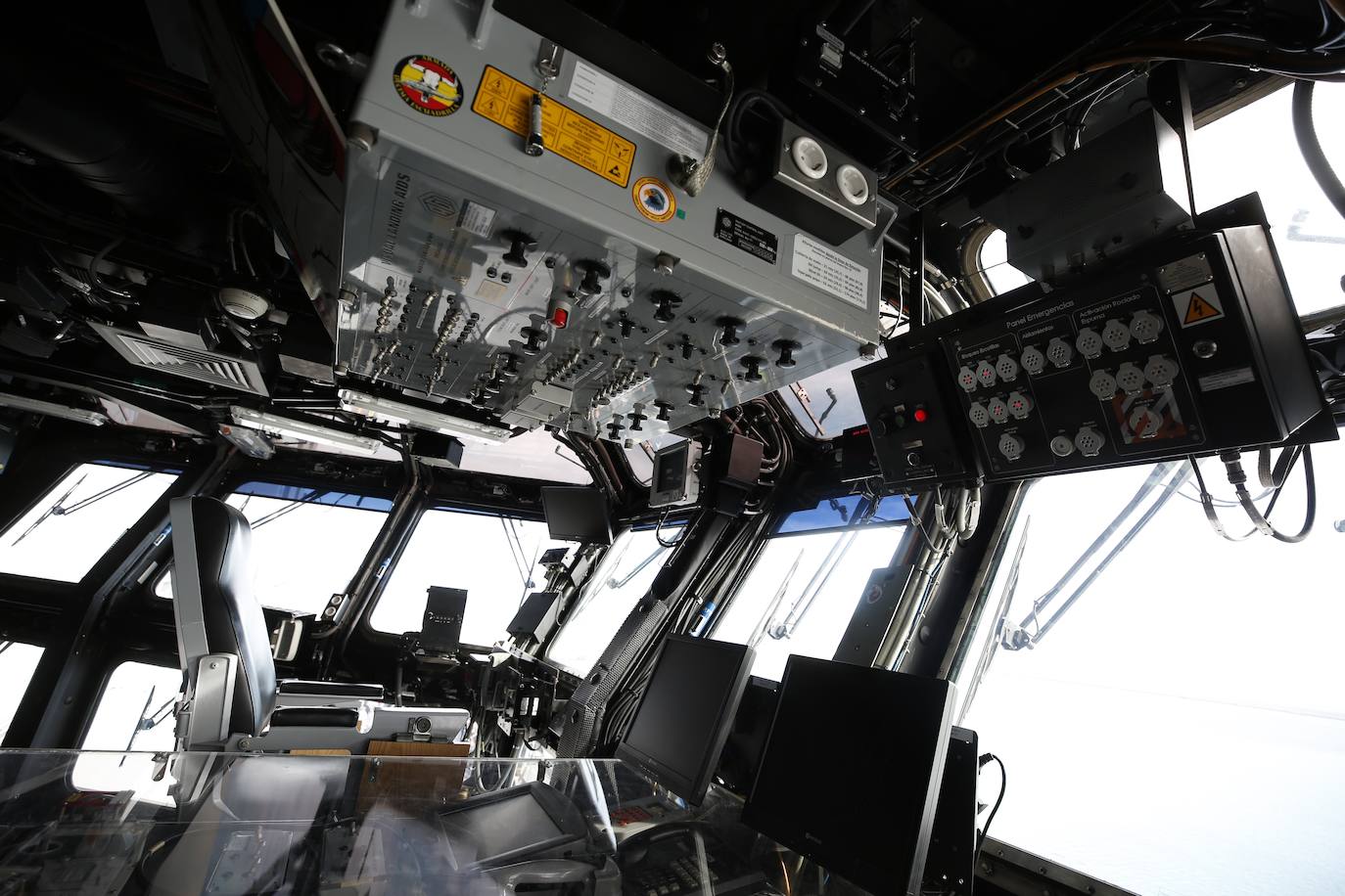 Cientos de personas han hecho largas colas durante la mañana de este sábado para poder subir y descubrir el interior del buque insignia de la Armada, el 'Juan Carlos I'. El portaaviones está atracado durante este fin de semana en el puerto de Valencia y este sábado se celebraba una jornada de puertas abiertas para poder subir y ver cómo es la vida dentro de un barco con más de 200 metros de eslora. 