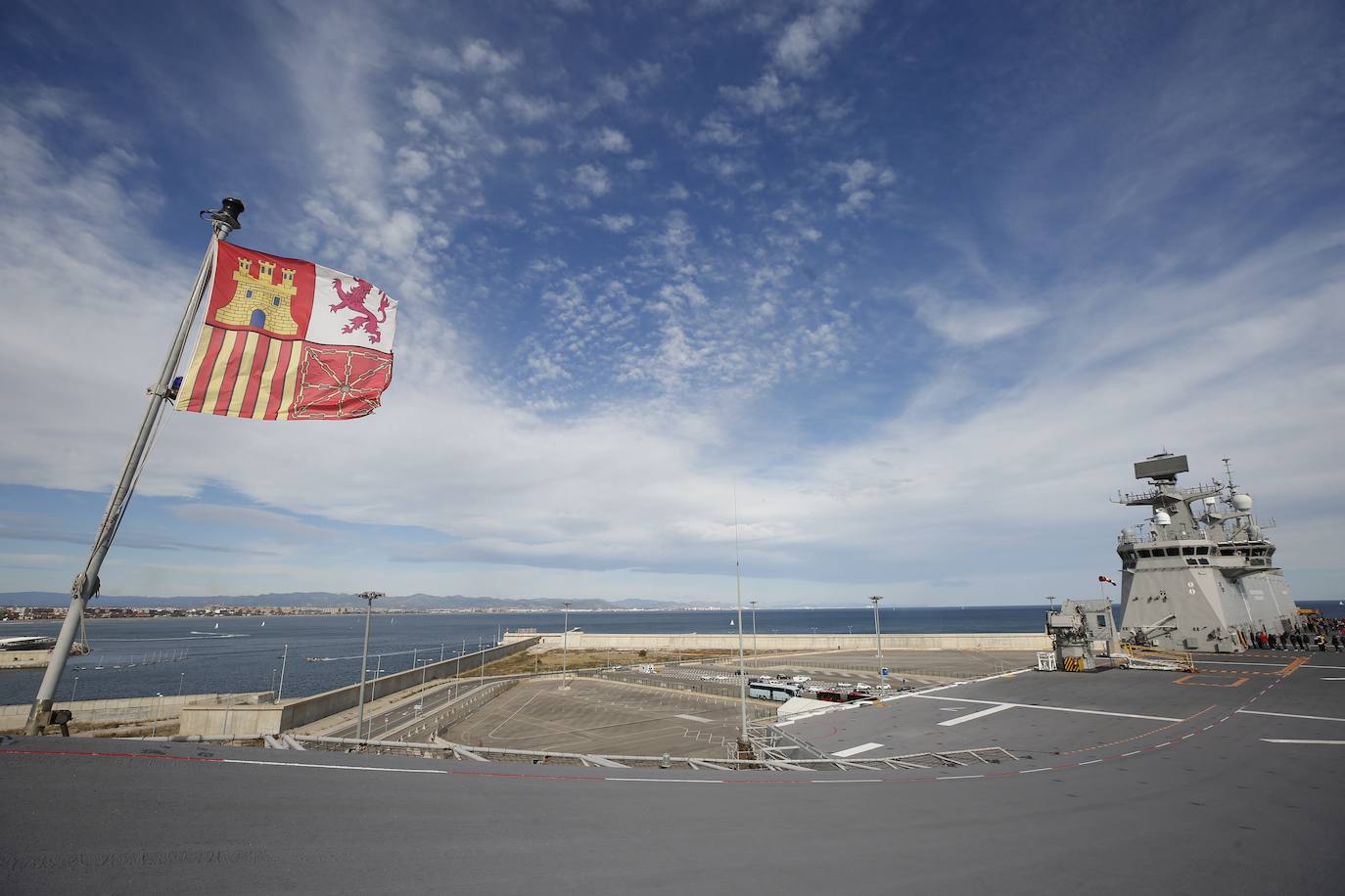 Cientos de personas han hecho largas colas durante la mañana de este sábado para poder subir y descubrir el interior del buque insignia de la Armada, el 'Juan Carlos I'. El portaaviones está atracado durante este fin de semana en el puerto de Valencia y este sábado se celebraba una jornada de puertas abiertas para poder subir y ver cómo es la vida dentro de un barco con más de 200 metros de eslora. 