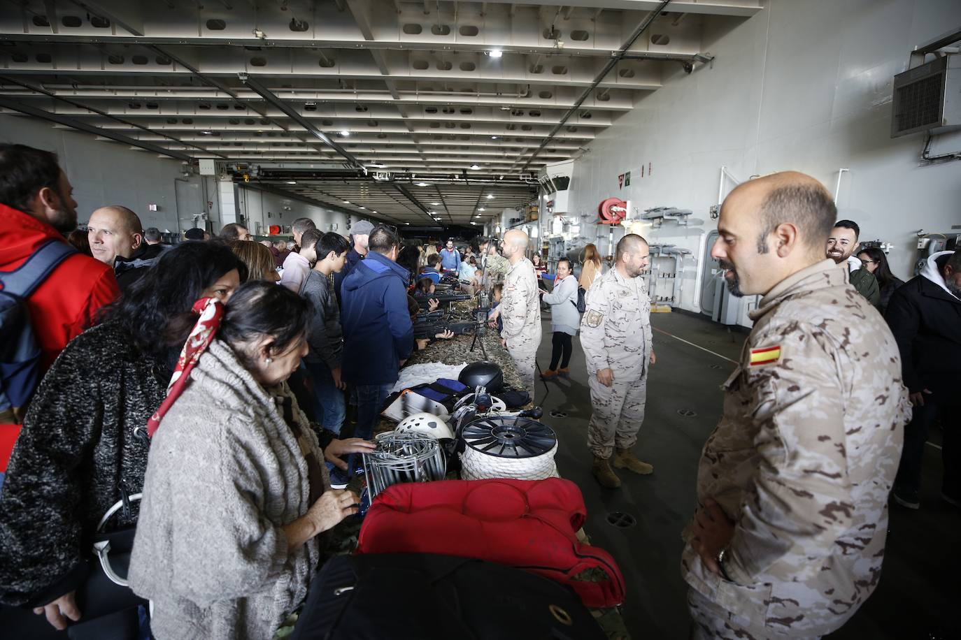 Cientos de personas han hecho largas colas durante la mañana de este sábado para poder subir y descubrir el interior del buque insignia de la Armada, el 'Juan Carlos I'. El portaaviones está atracado durante este fin de semana en el puerto de Valencia y este sábado se celebraba una jornada de puertas abiertas para poder subir y ver cómo es la vida dentro de un barco con más de 200 metros de eslora. 