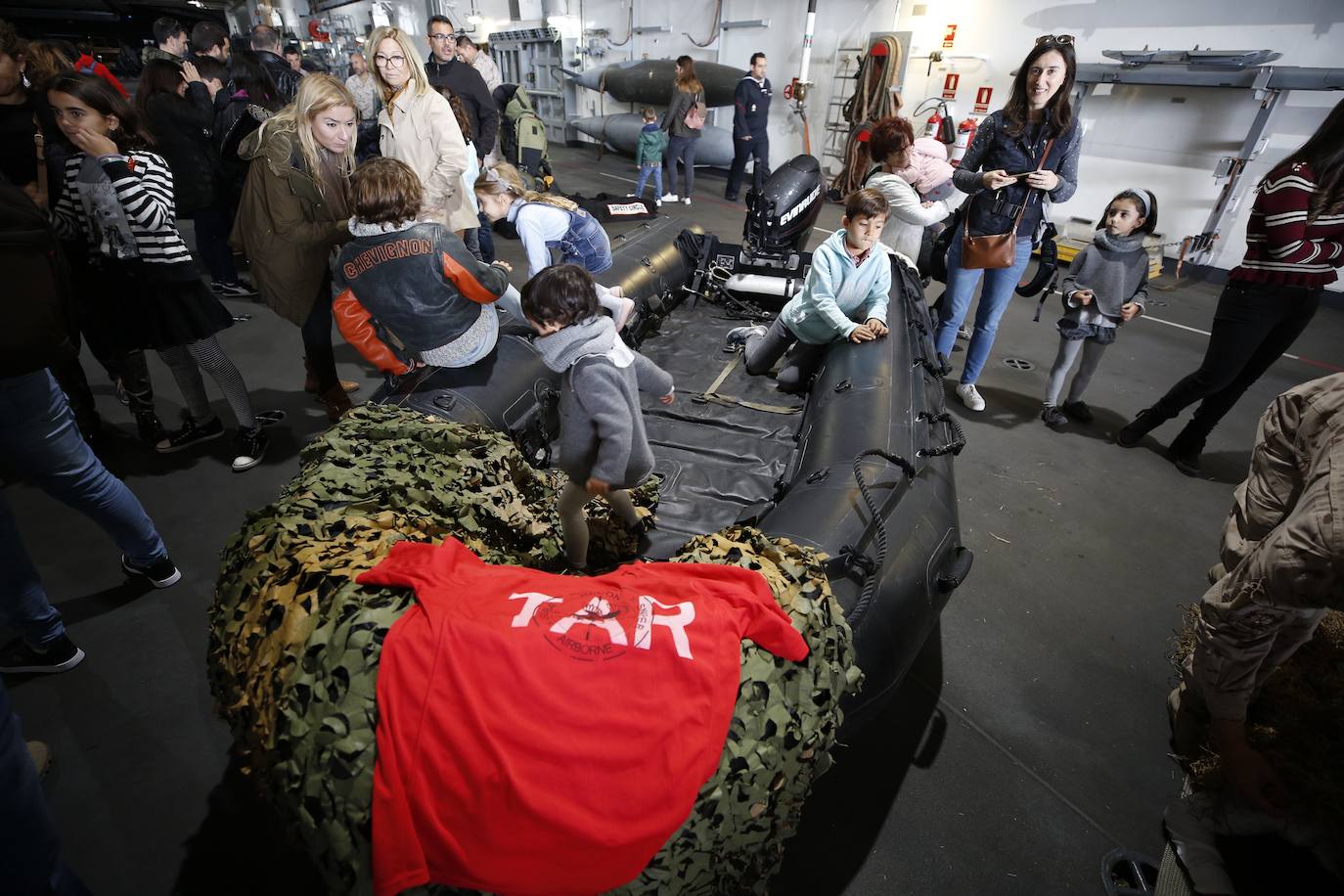 Cientos de personas han hecho largas colas durante la mañana de este sábado para poder subir y descubrir el interior del buque insignia de la Armada, el 'Juan Carlos I'. El portaaviones está atracado durante este fin de semana en el puerto de Valencia y este sábado se celebraba una jornada de puertas abiertas para poder subir y ver cómo es la vida dentro de un barco con más de 200 metros de eslora. 