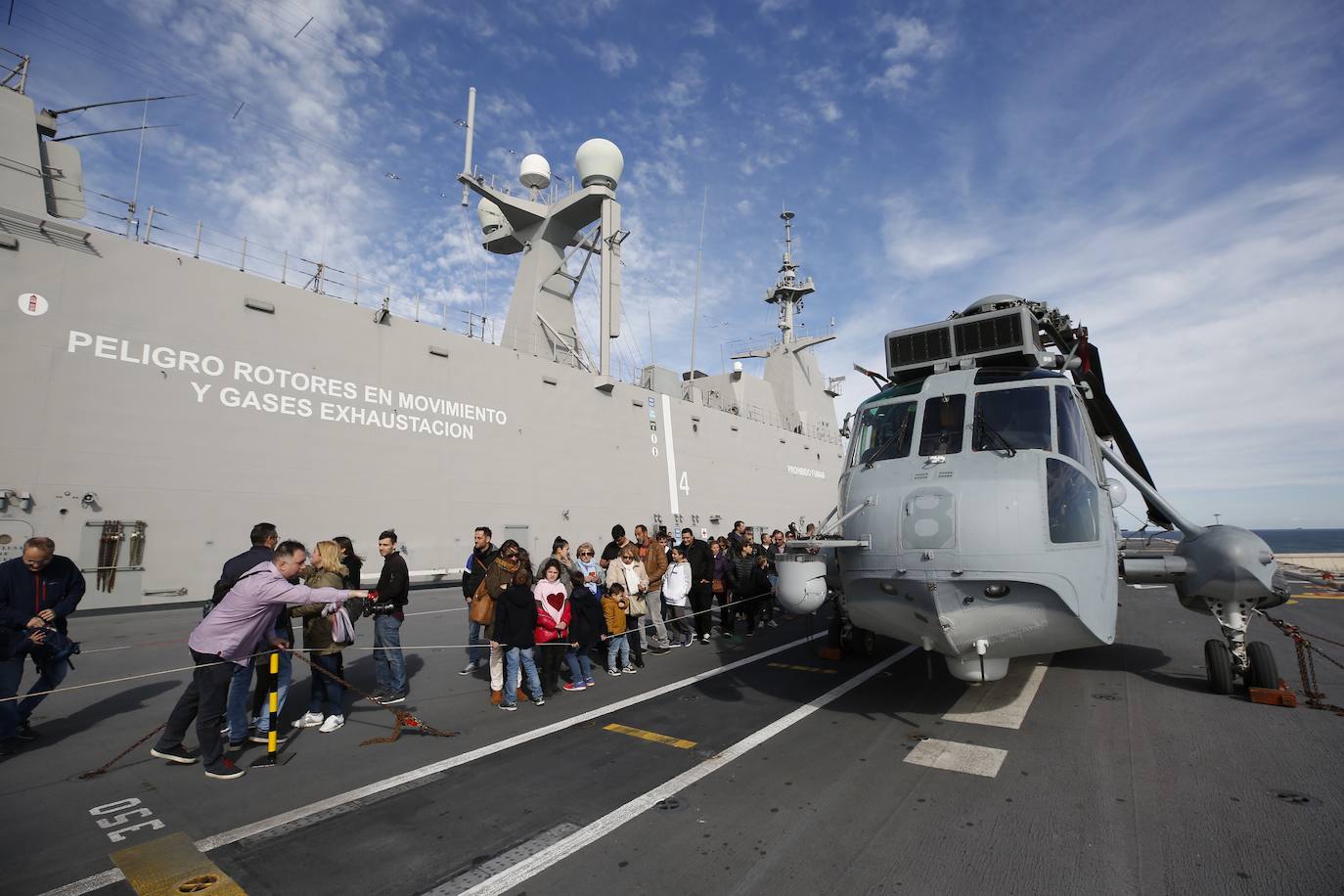 Cientos de personas han hecho largas colas durante la mañana de este sábado para poder subir y descubrir el interior del buque insignia de la Armada, el 'Juan Carlos I'. El portaaviones está atracado durante este fin de semana en el puerto de Valencia y este sábado se celebraba una jornada de puertas abiertas para poder subir y ver cómo es la vida dentro de un barco con más de 200 metros de eslora. 