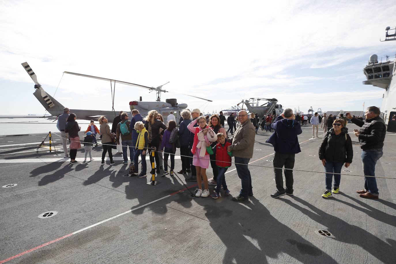 Cientos de personas han hecho largas colas durante la mañana de este sábado para poder subir y descubrir el interior del buque insignia de la Armada, el 'Juan Carlos I'. El portaaviones está atracado durante este fin de semana en el puerto de Valencia y este sábado se celebraba una jornada de puertas abiertas para poder subir y ver cómo es la vida dentro de un barco con más de 200 metros de eslora. 