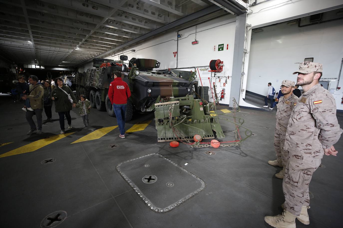 Cientos de personas han hecho largas colas durante la mañana de este sábado para poder subir y descubrir el interior del buque insignia de la Armada, el 'Juan Carlos I'. El portaaviones está atracado durante este fin de semana en el puerto de Valencia y este sábado se celebraba una jornada de puertas abiertas para poder subir y ver cómo es la vida dentro de un barco con más de 200 metros de eslora. 