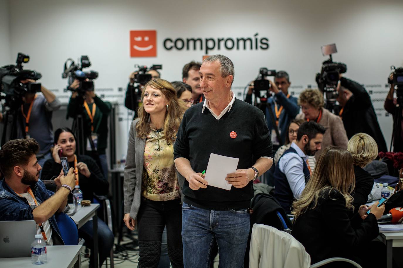 Joan Baldoví, Joan Ribó y Mónica Oltra se reúnen en la sede de Compromís en Valencia para conocer los resultados de la jornada electoral en España.