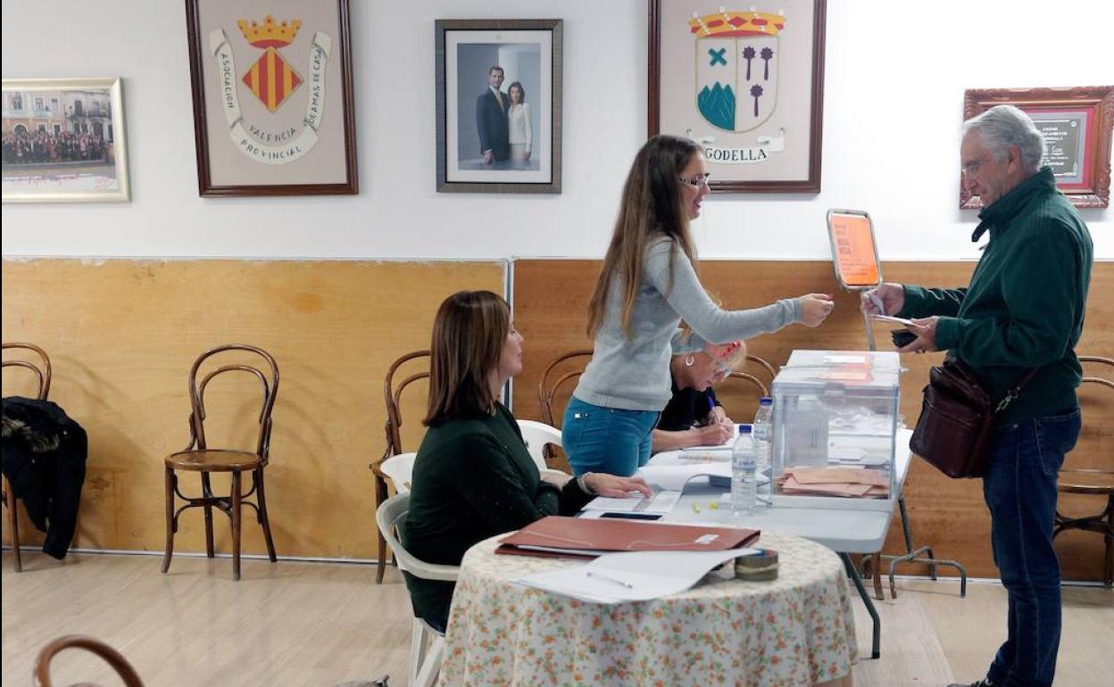 Personas han acudido a votar desde primera hora de la mañana. 