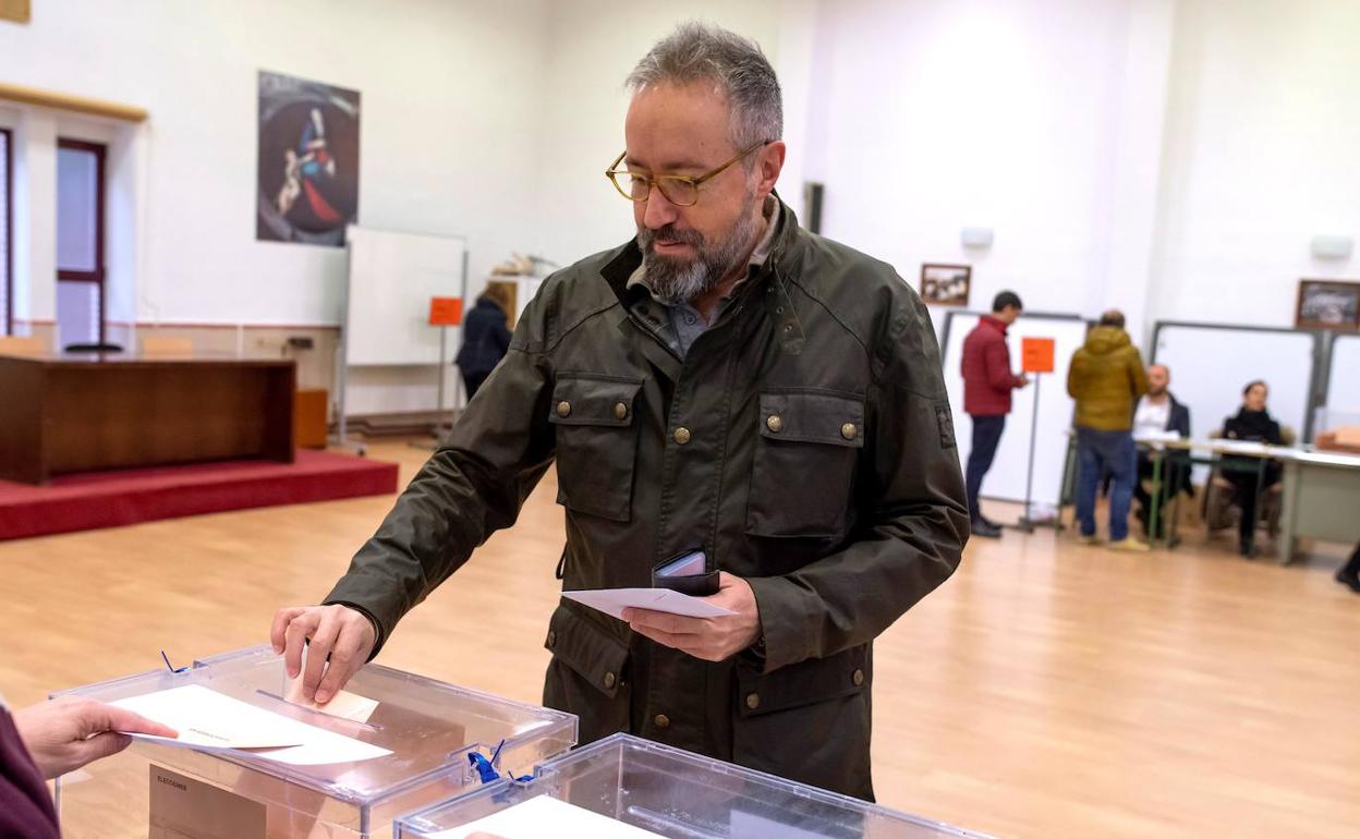 El cabeza de lista de Ciudadanos al Congreso de los Diputados por Toledo, Juan Carlos Girauta, ejerce su derecho a voto hoy domingo 10 de noviembre 