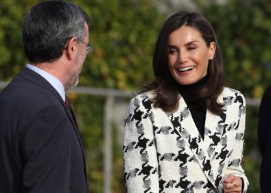 Imagen secundaria 1 - Chaqueta Utarque pata de gallo Reina Letizia | La Reina Letizia viaja a Cuba con el estampado del invierno