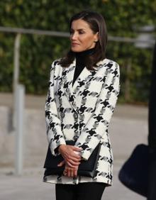 Imagen secundaria 2 - Chaqueta Utarque pata de gallo Reina Letizia | La Reina Letizia viaja a Cuba con el estampado del invierno