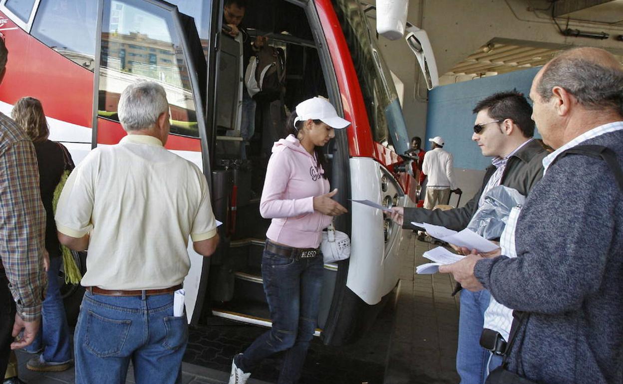 Viajeros en una estación de autobuses. 