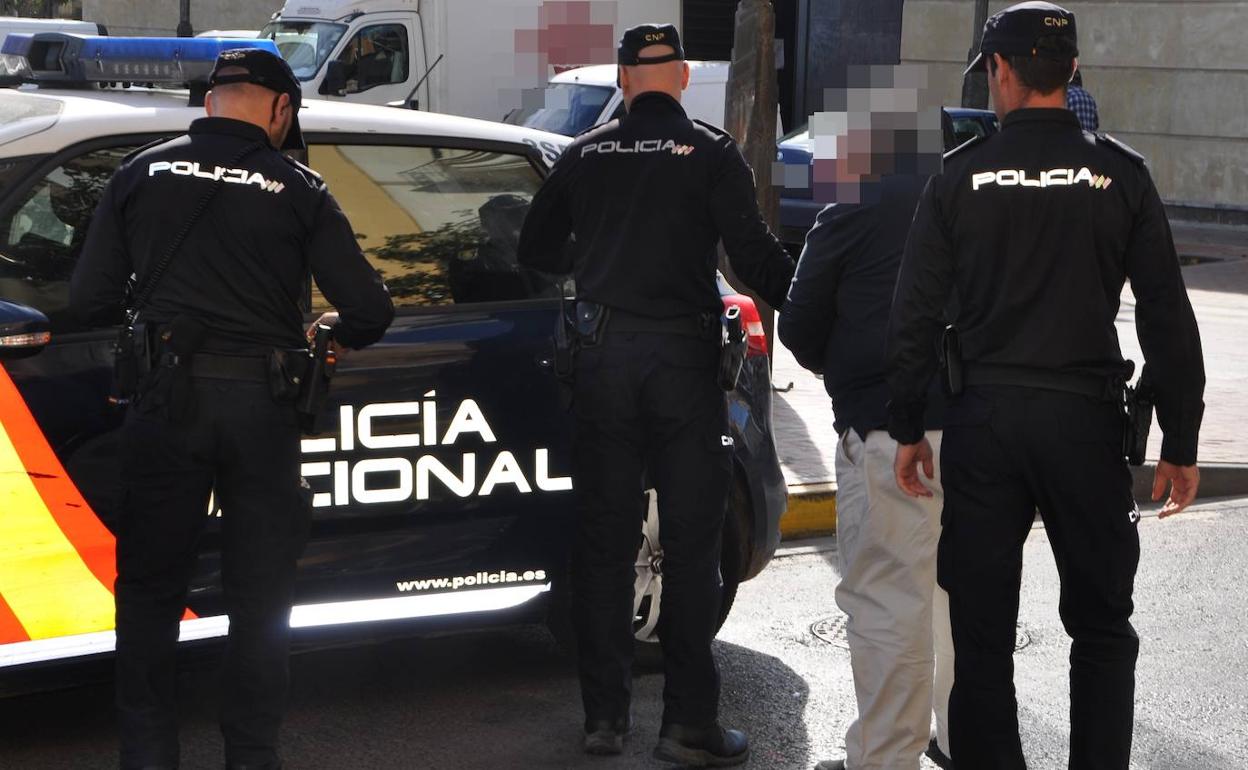 La Policia Nacional detiene a un empresario como presunto autor de un delito contra el derecho de los trabajadores.