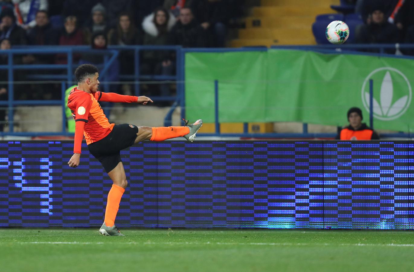 Fotos: Taison reaccionó contra los gritos y fue expulsado