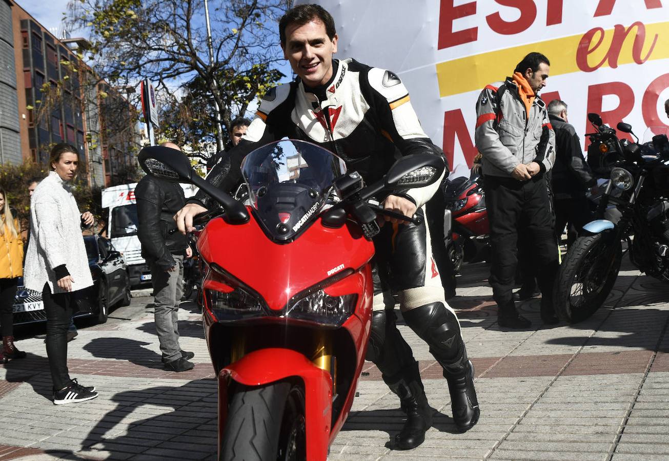 El ya exlíder de Ciudadanos, Albert Rivera, ha dejado algunas imágenes para el recuerdo. En la última campaña electoral viajó en moto desde la sede de la formación naranja en Madrid a Valladolid.