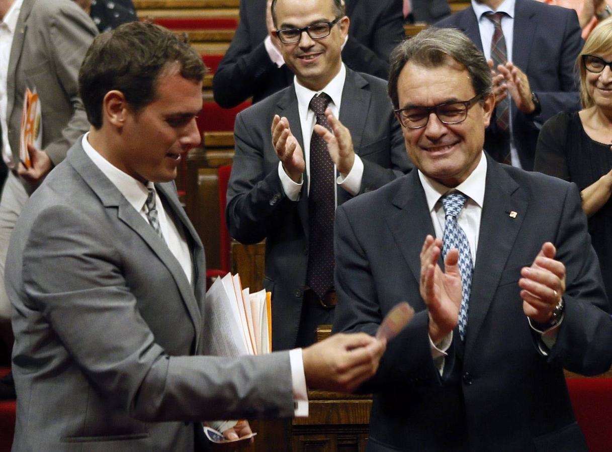 Artur Mas aplaude momentos antes de que Albert Rivera le entregue una pegatina tras la aprobación de la ley de referéndum en 2014. Sus enfrentamientos con los nacionalistas catalanes marcaron su carrera.