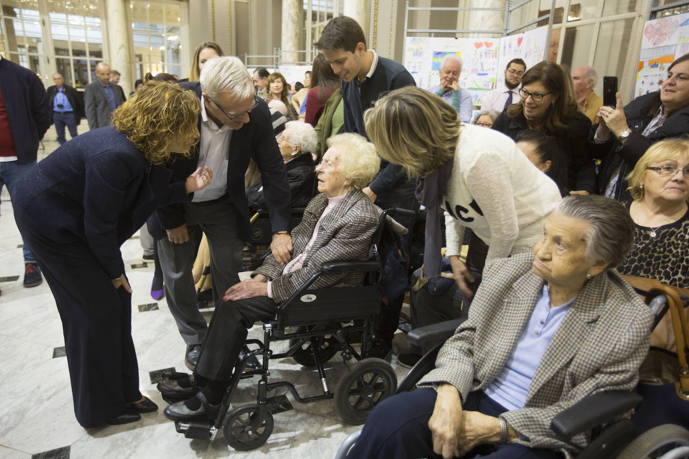 El consistorio rinde homenaje a 26 mujeres y 6 hombres vecinos de barrios como Campanar, Cabanyal, Malilla y Jesús