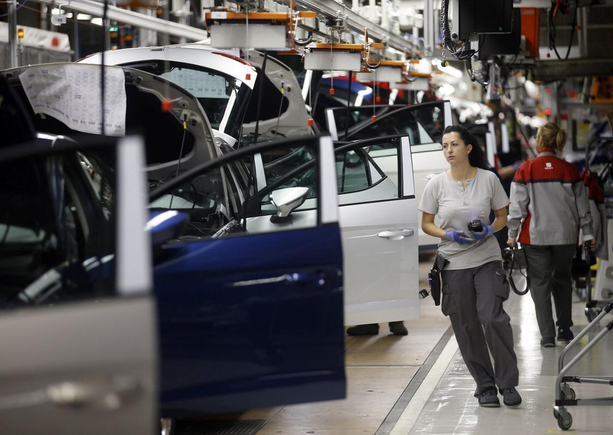 Trabajadores en la factoría de Seat en Martorell. 