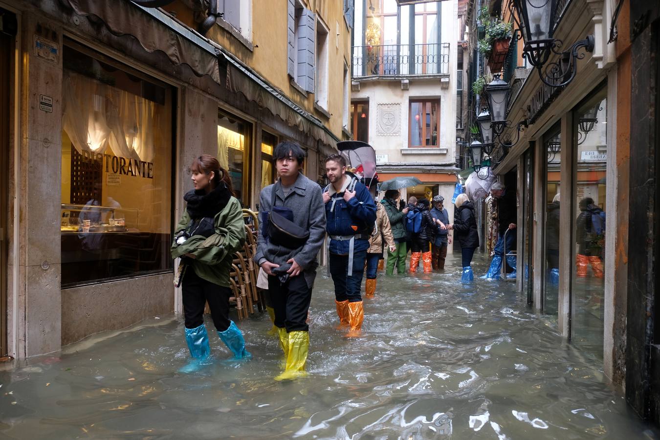 La ciudad italiana registra una «acqua alta» histórica y la basílica de San Marcos sufre graves daños durante una marea excepcional