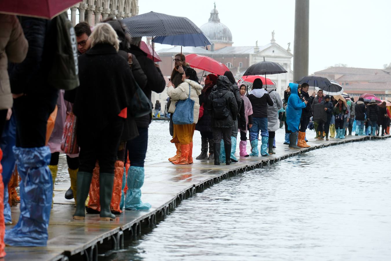 La ciudad italiana registra una «acqua alta» histórica y la basílica de San Marcos sufre graves daños durante una marea excepcional