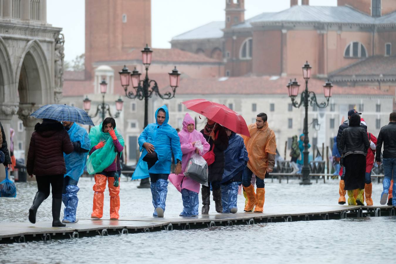 La ciudad italiana registra una «acqua alta» histórica y la basílica de San Marcos sufre graves daños durante una marea excepcional