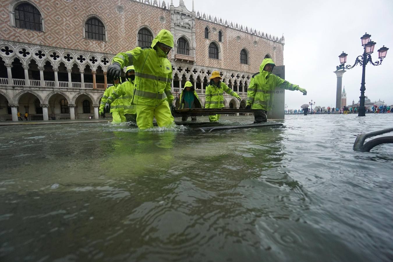 La ciudad italiana registraba en la noche del martes al miércoles una histórica «acqua alta», con un pico que podría alcanzar o superar los 1,90 metros